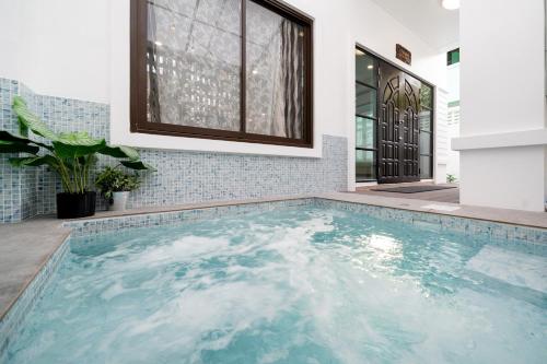 4 BR villa W Jacuzzi At Patong