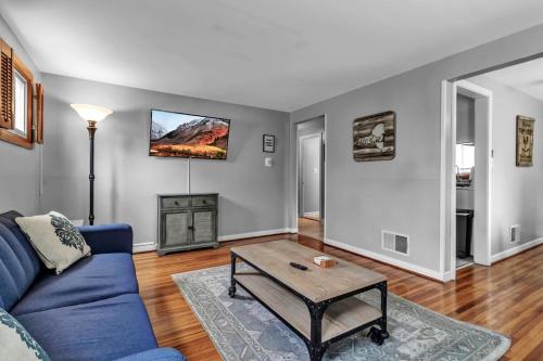 Beautiful 2 Queen Bed Lower Apartment in North Buffalo with Free Driveway Parking! – khách sạn tại Kenmore