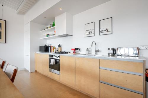 Sun-Splashed Art Deco Loft - Yoga Zone, Hackney, Londyn (zdjęcie 10)