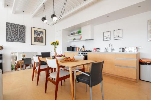 Sun-Splashed Art Deco Loft - Yoga Zone, Hackney, Londyn (zdjęcie 9)