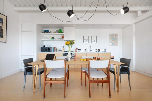 Sun-Splashed Art Deco Loft - Yoga Zone, Hackney, Londyn (zdjęcie 8)