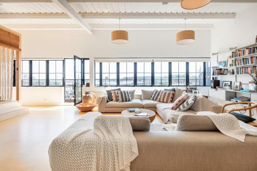 Sun-Splashed Art Deco Loft - Yoga Zone, Hackney, London