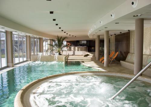 Swimming pool, Hotel Golden Lake Resort in Balatonfured