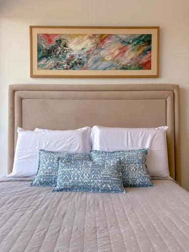 Loft with balcony and garage minutes away from corporate axis