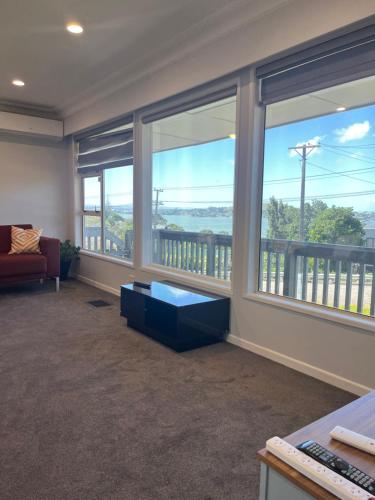 Kiwi Holiday Home with a View