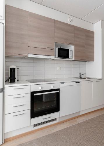 Stylish, 450 m walk to the Estonian ferry, Free parking and balcony, Helsinki (foto 7)