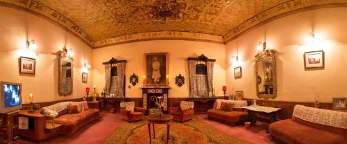 Shared lounge/TV area, The Red House in Fern Hills