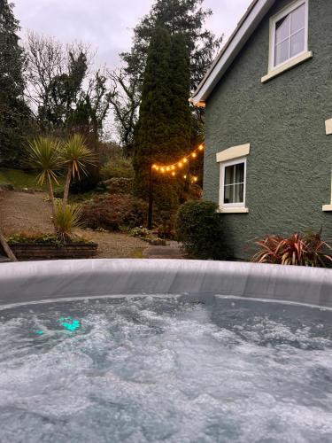 Karstais baseins, Sparrows Nest Holiday Cottage in Amroth