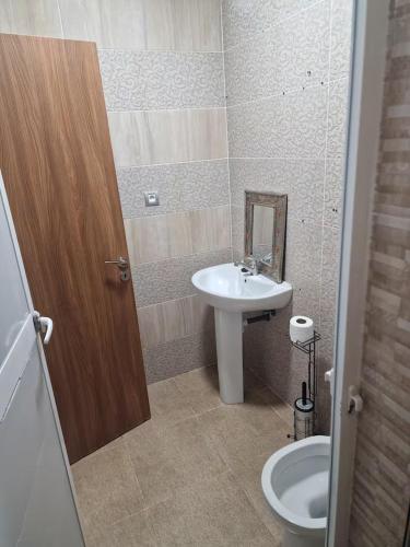 One-Bedroom Apartment image 2