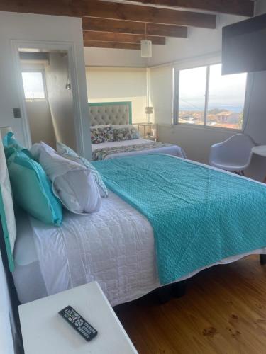 1 queen bed, 2 twin beds