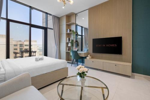Shared lounge/TV area, Studio Al Furjan by STAY IN HOMES - Marina 12min - Self checkin - Metro - Parking near IBN Battuta Mall
