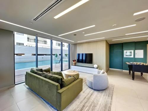 Shared lounge/TV area, Studio Al Furjan by STAY IN HOMES - Marina 12min - Self checkin - Metro - Parking near IBN Battuta Mall