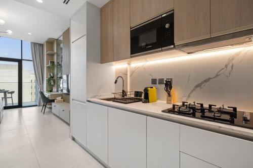 Facilities, Studio Al Furjan by STAY IN HOMES - Marina 12min - Self checkin - Metro - Parking near IBN Battuta Mall