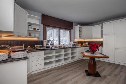 Food and beverages, HOTEL GARNi NORMA in Palu