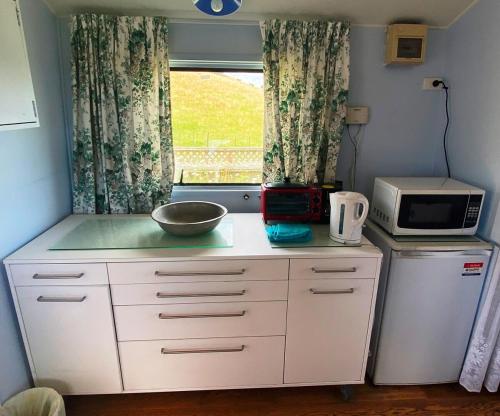 Konyha, Miranda Cabin 1 Bedroom, Sleeps 4, No Wifi, Outside Bathroom, No running water in cabin in Miranda