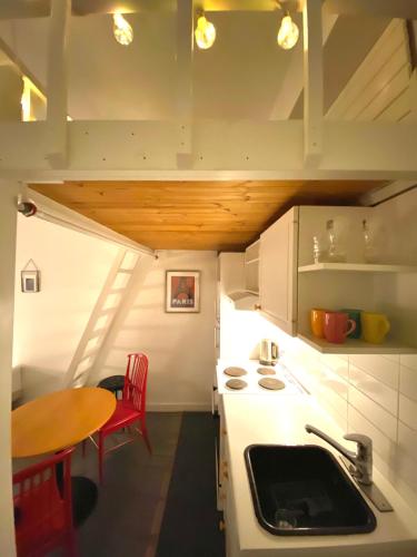 Home in the historic building Punavuori, Helsinki (photo 4)