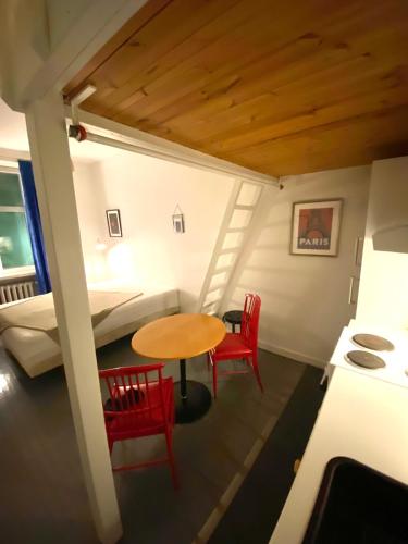 Home in the historic building Punavuori, Helsinki (photo 3)