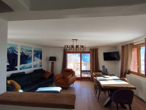 Koplietošanas atpūtas telpa ar TV, La Terrasse des Ecrins in Saint-Martin-de-Queyrieres