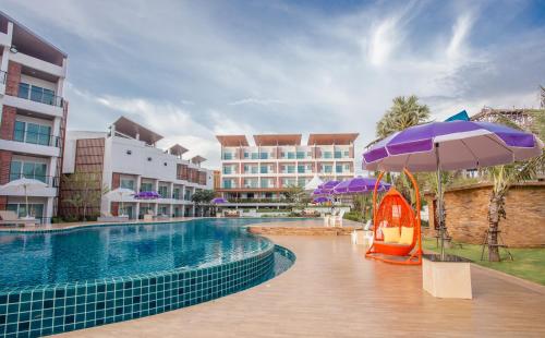 Swimming pool, Saint Tropez Beach Resort Hotel in Leam Sadej Beach