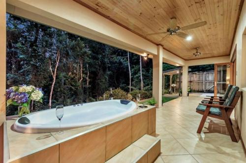 Pezsgőfürdő, Secluded Romantic Getaway For Two - Kuranda Queensland in Kuranda