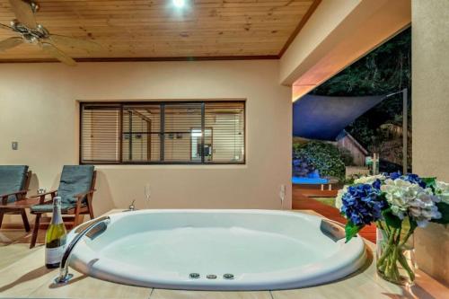 Pezsgőfürdő, Secluded Romantic Getaway For Two - Kuranda Queensland in Kuranda