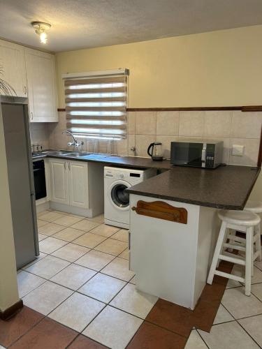 2e - No load shedding 2 bed home to relax into, Centurion (foto 7)