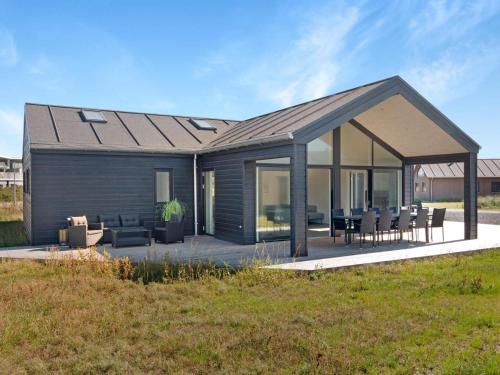 Holiday home, 950m from sea, Løkken