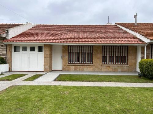 Casa con jardín metros del mar en Mar del Plata