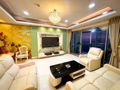 Stunning 3BR with Sunset View near Dolomite Beach, Manila