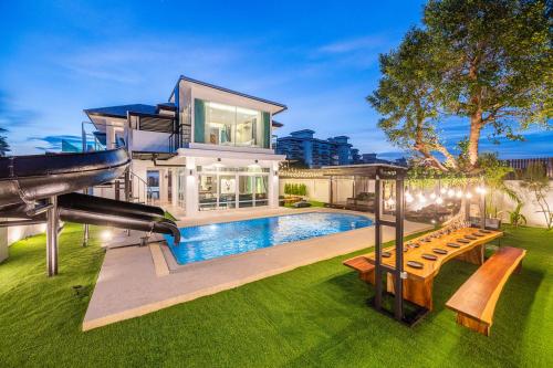 Moon Shade Pool Villa Pattaya in Bang La Mung