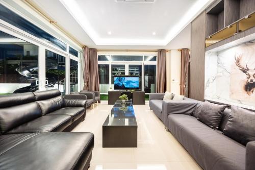 Moon Shade Pool Villa Pattaya in Bang La Mung