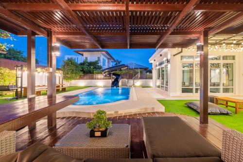 Moon Shade Pool Villa Pattaya in Bang La Mung