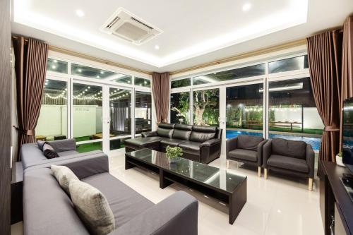 Moon Shade Pool Villa Pattaya in Bang La Mung