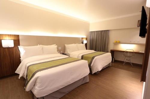2 queen beds