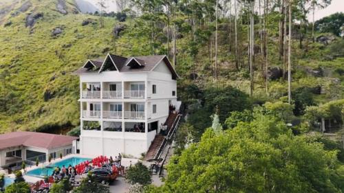 ทัศนียภาพภายนอกโรงแรม, The Clouds End in มันนาร์