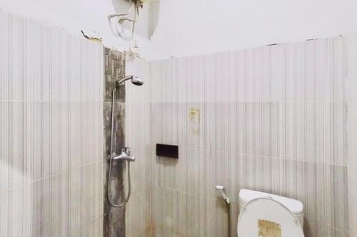 Bad, RedDoorz Near Tj Uban Bintan Utara in Tembilahan Kota