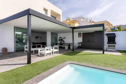 Tulio II family villa heated pool