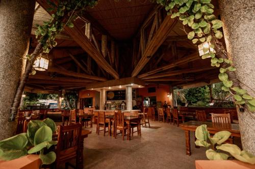 Restaurant, Polaris Beach and Dive Resort Inc in Loon