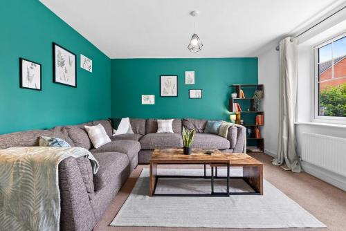 Spacious 4-Bed Home for Monthly Stays, Super King Beds, WiFi, Drive Parking, Near City Centre