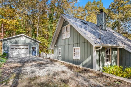 Cabin Fever - Hot Tub, Game Room, 3 King Beds in Dahlonega, USA