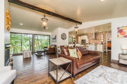 New Listing! Two Houses - 4 Minutes to Dahlonega in Dahlonega, USA