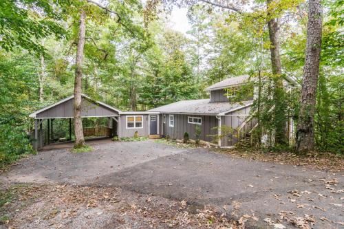 New Listing! Two Houses - 4 Minutes to Dahlonega in Dahlonega, USA