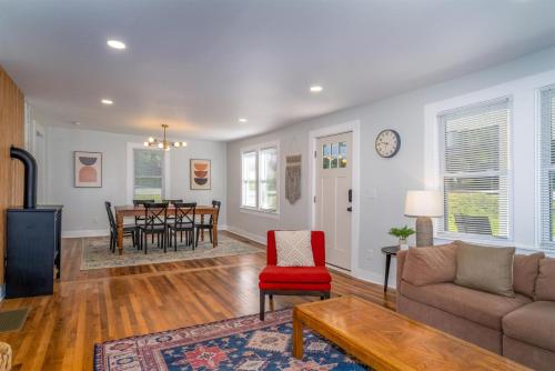 North Lane Cottage Downtown in Brevard, USA