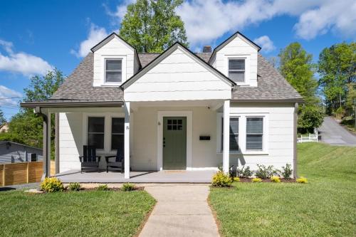 North Lane Cottage Downtown in Brevard, USA