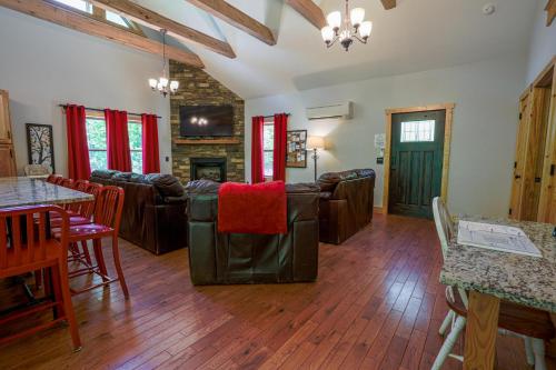 New Listing! Two Cabins with Hot Tubs - Playground in Cleveland, USA