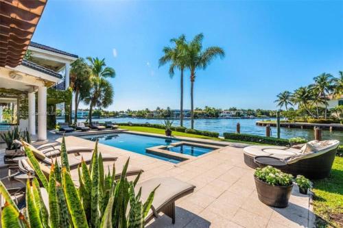 Holiday Estate in Hallandale Beach, USA