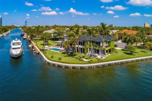 Holiday Estate in Hallandale Beach, USA