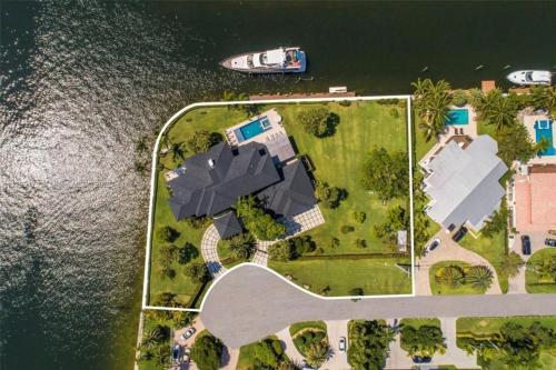 Holiday Estate in Hallandale Beach, USA