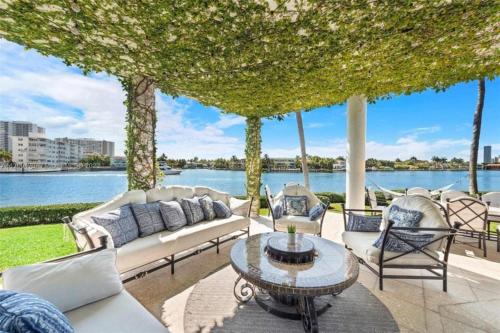 Holiday Estate in Hallandale Beach, USA