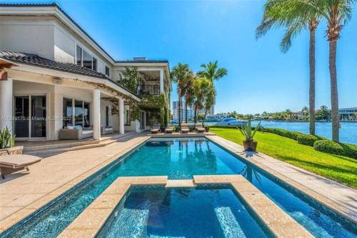 Holiday Estate in Hallandale Beach, USA